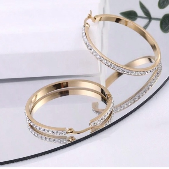 PERFECT SIZED GOLD AND CUBIC ZIRCONIUM HOOP EARRINGS NWOT - Picture 4 of 9